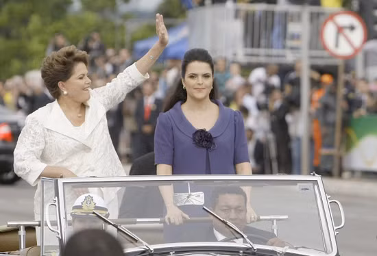Tổng thống Brazil Dilma Rousseff cùng con gái duy nhất và là "bản sao" của bà, cô Paula Rousseff Araujo.