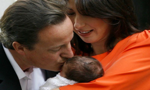 Thủ tướng Anh David Cameron cùng phu nhân Samantha ân cần với công chúa nhỏ mới sinh Florence Rose Endellion