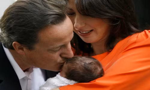 Thủ tướng Anh David Cameron cùng phu nhân Samantha ân cần với công chúa nhỏ mới sinh Florence Rose Endellion
