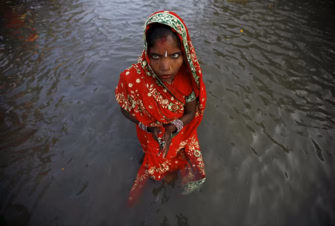 Vào dịp lễ Chahat Puja thần Mặt trời, các tín đồ Hindu sẽ chuẩn bị đồ lễ và cầu nguyện vào lúc bình minh và hoàng hôn.