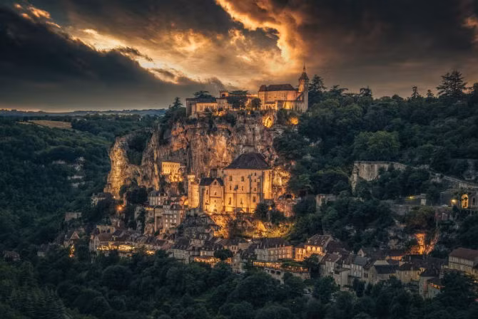 Rocamadour là một địa điểm du lịch hút khách của Pháp với những tượng đài lịch sử.