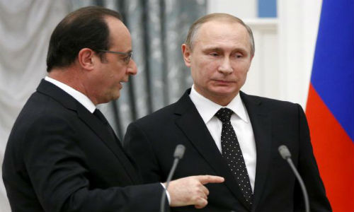 Tổng thống Nga Vladimir Putin (phải) và Tổng thống Pháp Francois Hollande phát biểu sau một cuộc họp báo tại điện Kremlin, Moscow, ngày 26/11.
