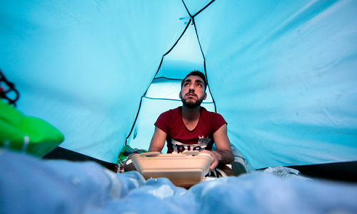 Ehab Ali Naser, 23 tuổi, là một người tị nạn đến từ Syria. Anh đang sống trong túp lều tạm bợ trên đường phố ở miền bắc thủ đô Paris, Pháp bởi chưa được giới chức Pháp cấp tình trạng tị nạn.