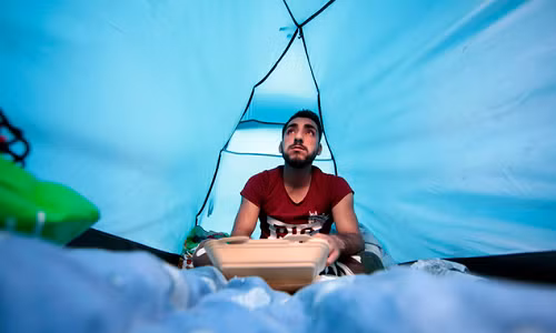 Ehab Ali Naser, 23 tuổi, là một người tị nạn đến từ Syria. Anh đang sống trong túp lều tạm bợ trên đường phố ở miền bắc thủ đô Paris, Pháp bởi chưa được giới chức Pháp cấp tình trạng tị nạn.