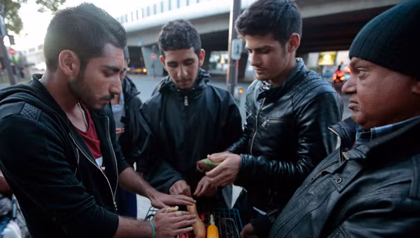 Naser cùng những người tị nạn khác sống nhờ vào nguồn thực phẩm và quần áo của những người hảo tâm.