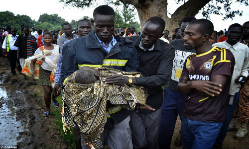 Khoanh khac cuu song em be khoi xac may bay roi o Nam Sudan