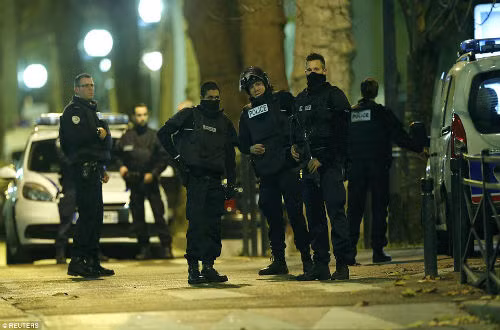 Hinh anh dau tien ve vu dau sung du doi o Paris-Hinh-12