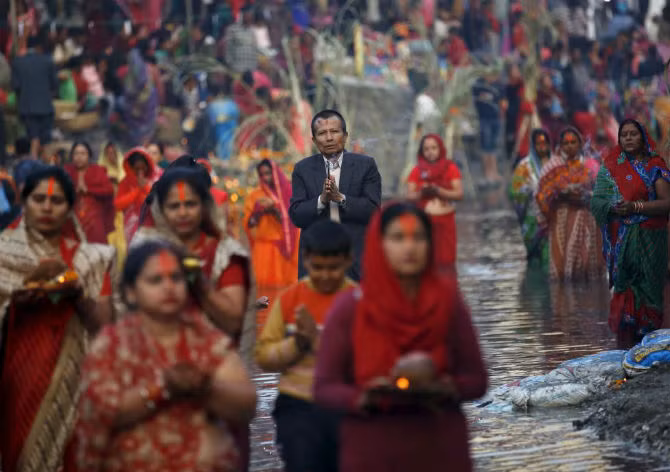 Các tín đồ ở Kathmandu, Nepal cầu nguyện khi Mặt trời lặn ở sông Baghmati.
