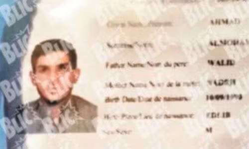 Cuốn hộ chiếu với ảnh chân dung và thông tin cá nhân được cho là của nghi phạm vụ khủng bố ở Paris, Ahmed Almuhamed.