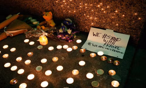 The gioi tuong niem nan nhan vu khung bo lien hoan o Paris-Hinh-5