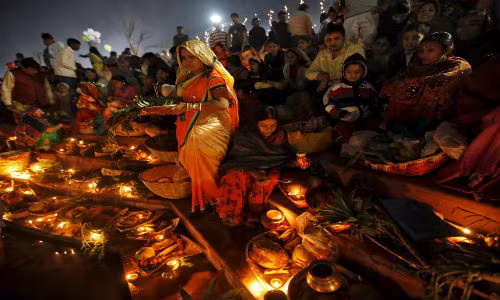 Các tín đồ Hindu tập trung bên bờ hồ để cầu nguyện lúc Mặt trời mọc ở Chandigarh, Ấn Độ ngày 18/11.