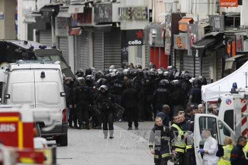 Cảnh sát Pháp làm nhiệm vụ trong cuộc vây ráp tại Saint-Denis ngày 18/11. Ảnh: THX/TTXVN