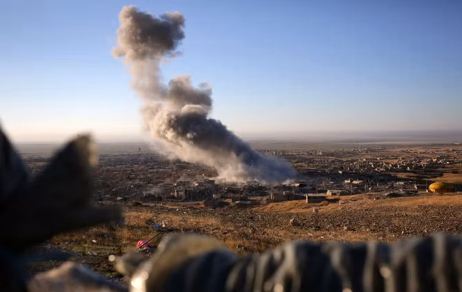 Với sự yểm trợ hỏa lực của liên quân Mỹ, lực lượng người Kurd và Zazidi đã giành lại quyền kiểm soát thị trấn Sinjar, miền bắc Iraq. Ảnh: Khói bốc lên ở thị trấn Sinjar sau một cuộc không kích của liên quân Mỹ ngày 12/11.