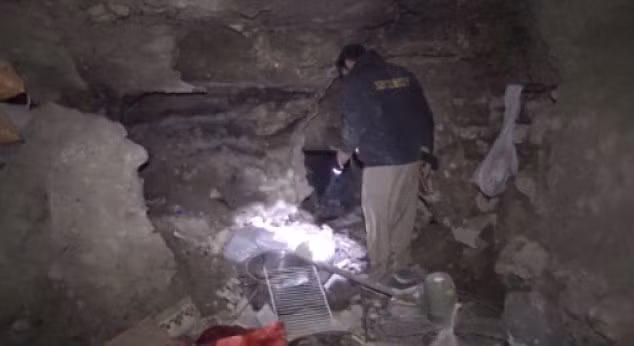 Mạng lưới đường hầm dưới lòng đất do phiến quân IS xây dựng vừa được lực lượng người Kurd phát hiện tại thị trấn Sinjar, Iraq. Ảnh: Một chiến binh người Kurd tìm thấy vật liệu chế tạo bom bên trong đường hầm này.