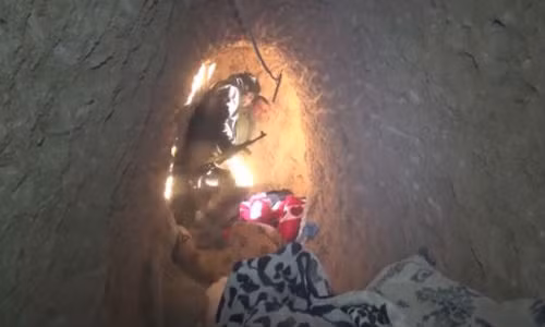 Hệ thống hầm ngầm bao gồm khoảng 40 đường hầm bí mật, bên trong có chỗ ngủ, điện, các bao cát, thiết bị chế tạo bom, dược phẩm và những cuốn kinh Koran được sao chép.