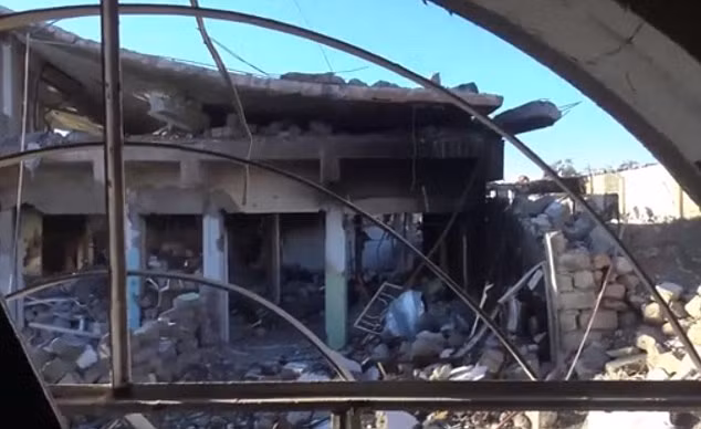 Khung cảnh đổ nát bên ngoài một ngôi nhà ở Sinjar. Lối vào đường hầm bí mật bên trong căn nhà này.