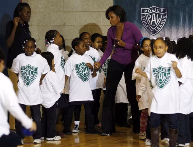 Bà Michelle Obama nhảy cùng các em nhỏ tại trung tâm Harlem, Harlem, New York ngày 18/11/2010.