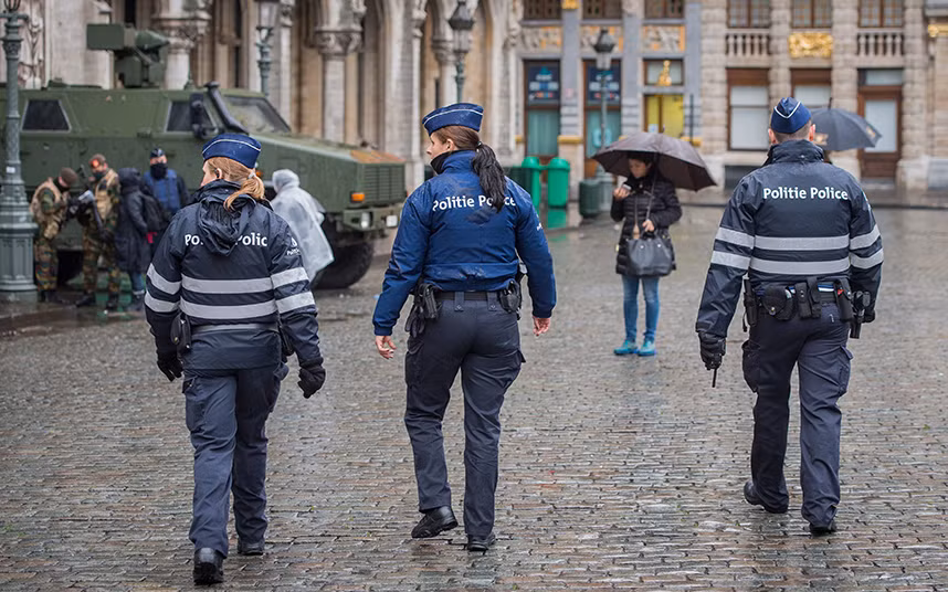 Cảnh sát có vũ trang tuần tra tại “Quảng trường lớn” ở Brussels, Bỉ.