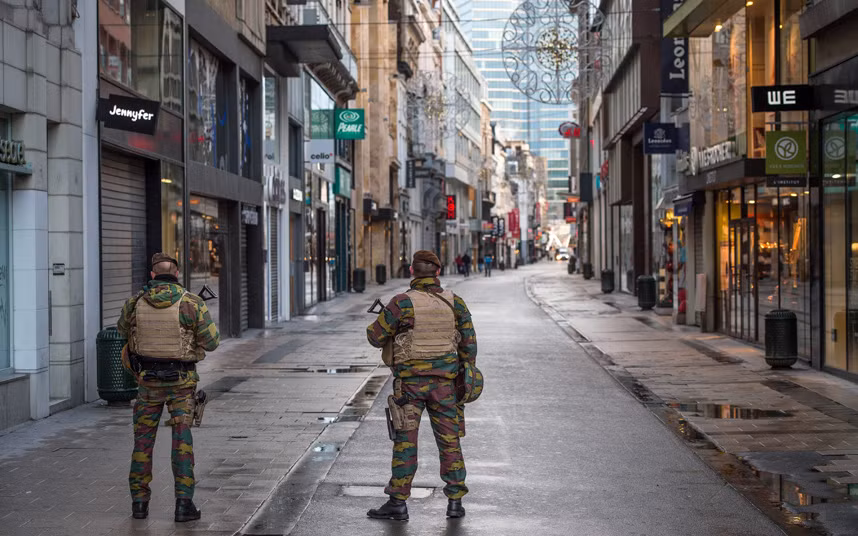 Binh sĩ Bỉ tuần tra trên đường phố trung tâm Brussels.