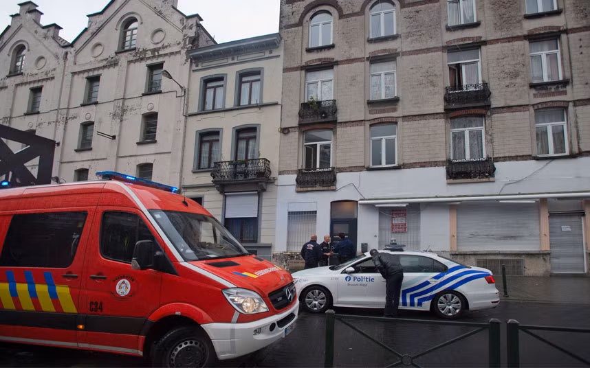 Cảnh sát Bỉ tiếp tục truy lùng một nghi phạm liên quan đến vụ tấn công đẫm máu ở Paris ngày 13/11. Nghi phạm Salah Abdeslam được cho là đã trở về Bỉ sau vụ thảm sát. Y cùng anh trai từng sống ở Molenbeek.