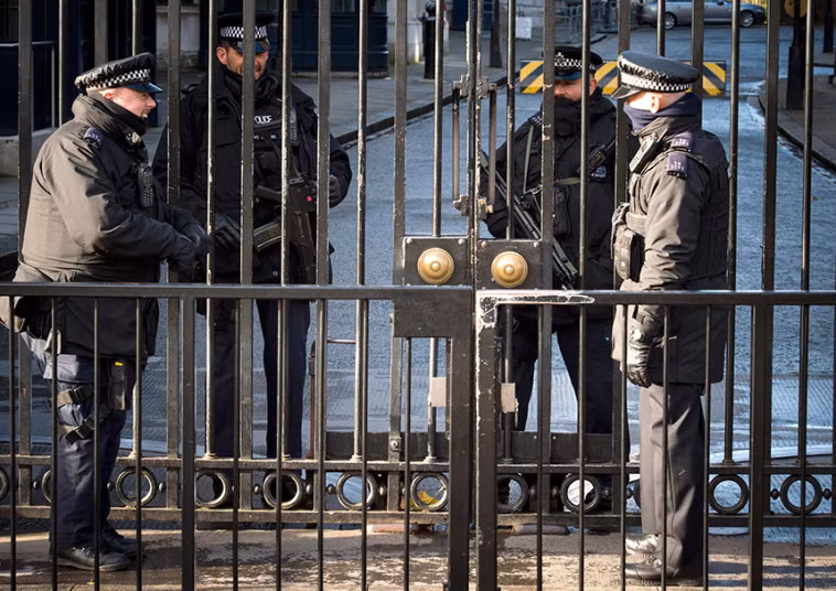 Cảnh sát tại phố Downing Street ở London (Anh).