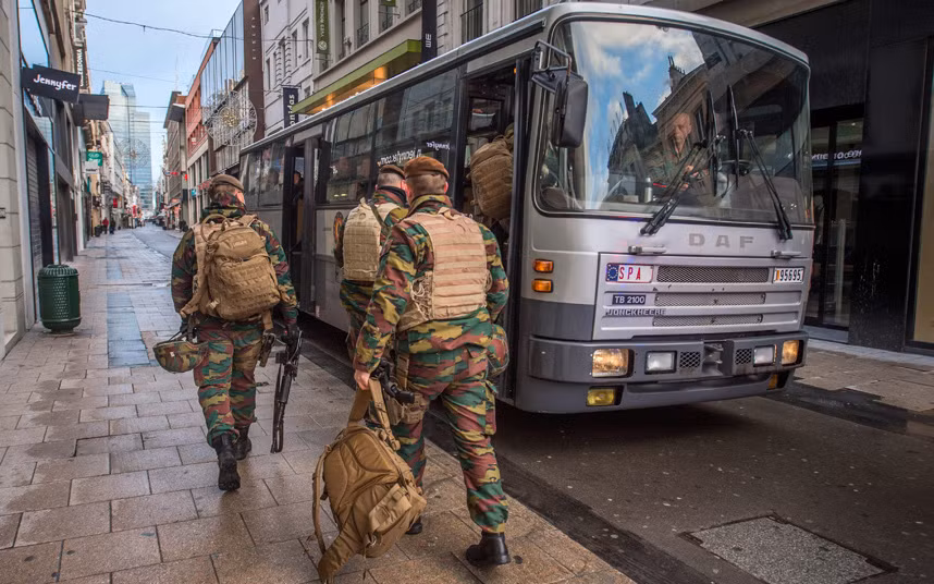 Ủy viên công tố liên bang Bỉ Eric Van Der Sijpt tối 22/11 cho hay, 16 đối tượng đã bị bắt giữ trong các cuộc bố ráp của cảnh sát tại Brussels và Charleroi.