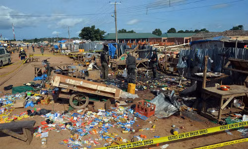 Ngày 18/11, hai vụ đánh bom liều chết ở khu chợ Farm Centre của thành phố Kano, Nigeria đã khiến 12 người thiệt mạng và 66 người bị thương. Trước đó một ngày, vụ nổ lớn tại một khu chợ ở thành phố Yola, Nigeria, làm 32 người chết và 80 người bị thương. Ảnh: Hiện trường vụ nổ tại thành phố Yola.
