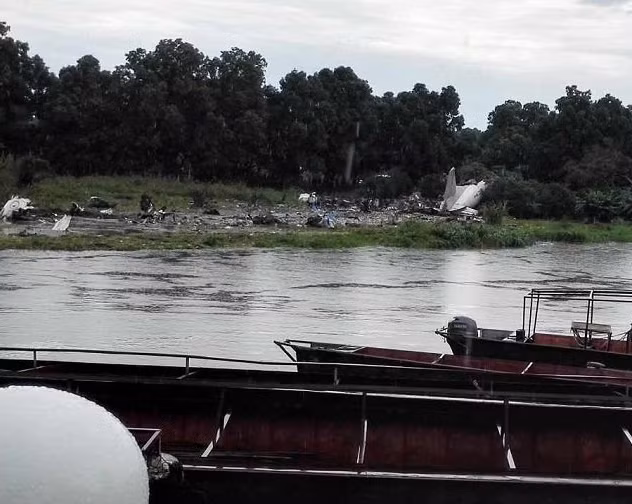 Theo BBC, chiếc phi cơ Antonov 12 rơi gần bờ đông của dòng sông Nile Trắng, chỉ cách đường băng của sân bay Juba khoảng 800 m.