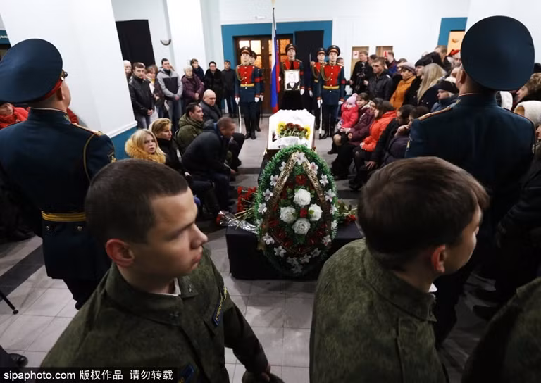 Rất đông người dự lễ tang của Pozynich.