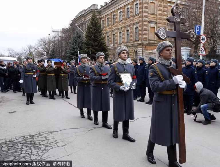 ...và sau đó được chôn cất tại nghĩa trang quân đội Đại lộ Vinh quang.