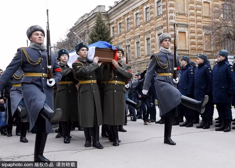 Quan tài của anh được đưa đi trên phố.