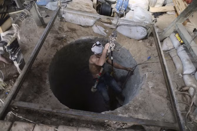 Một công nhân Palestine chuẩn bị xuống hầm. Hiện tại, không quá 20 đường hầm được sử dụng để vận chuyển hàng hóa.