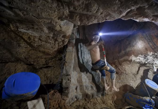 Tuy nhiên, không ai biết rõ số đường hầm còn được sử dụng để buôn lậu vũ khí.