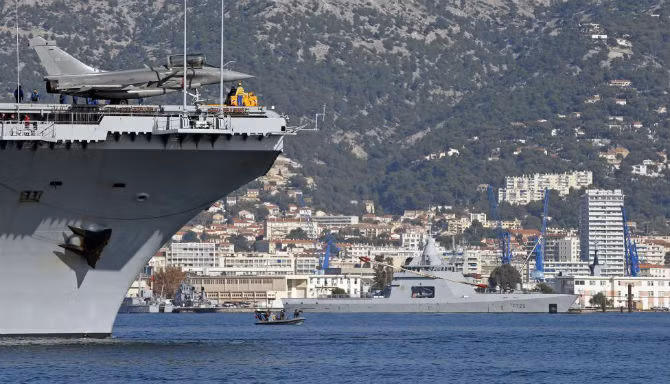 Chiến đấu cơ Rafale trên tàu sân bay Charles de Gaulle sẽ tham gia chiến dịch không kích IS tại Syria.