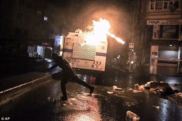 TNK: Bieu tinh du doi sau vu luat su nguoi Kurd bi ban chet-Hinh-3