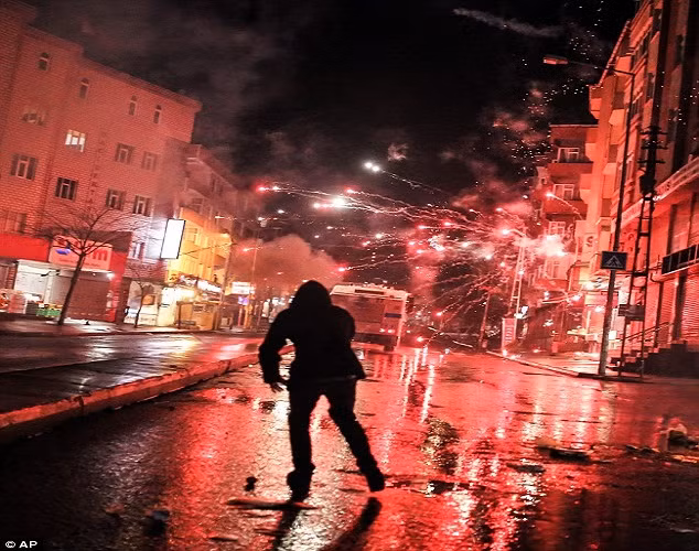 TNK: Bieu tinh du doi sau vu luat su nguoi Kurd bi ban chet