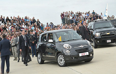 Trong chuyến thăm Mỹ lần đầu tiên tháng 9 năm nay, Giáo hoàng đã chọn sử dụng một chiếc xe Fiat 500 nhỏ bé thay vì những loại xe sang trọng, hào nhoáng khác. Chiếc Fiat 500 chỉ dài chừng 3,6m, trị giá dưới 20.000 USD.