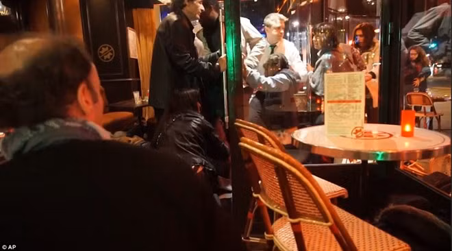 Dan Phap chay loan khi tuong niem o Paris vi nghi xa sung-Hinh-7