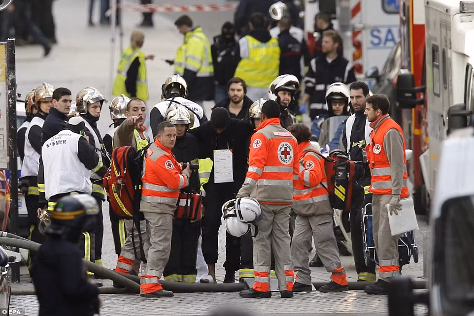 Năm sĩ quan cảnh sát bị thương trong vụ đấu súng. Các phần tử khủng bố cũng bắn chết chú chó nghiệp vụ Diesel 7 tuổi.