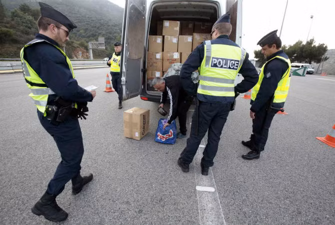 Cảnh sát kiểm tra một chiếc xe ở La Turbie, khu vực biên giới Pháp-Italy ngày 14/11.