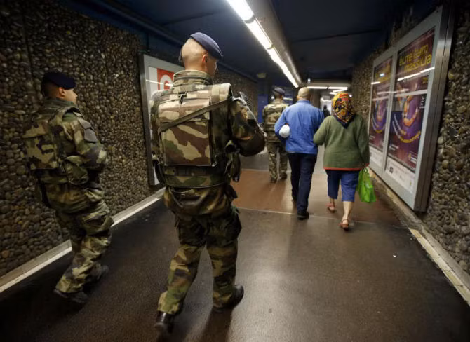 Lính Pháp tuần tra khu vực tàu điện ngầm ở Marseille, Pháp ngày 15/11.