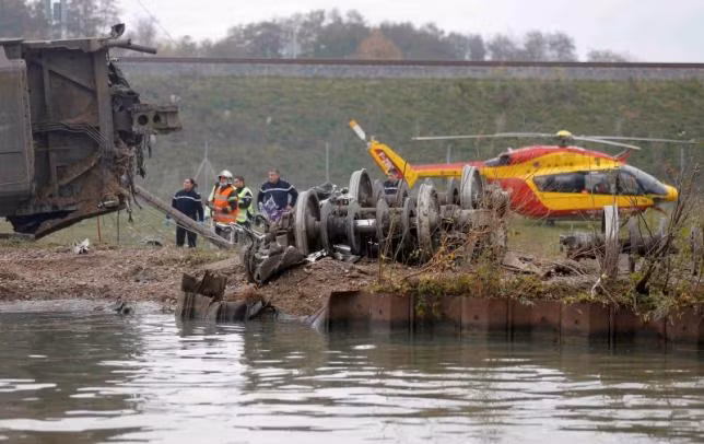 Toan canh tau cao toc trat banh kinh hoang tai Phap-Hinh-7