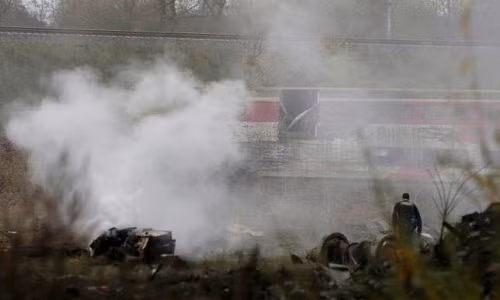 Toan canh tau cao toc trat banh kinh hoang tai Phap-Hinh-4