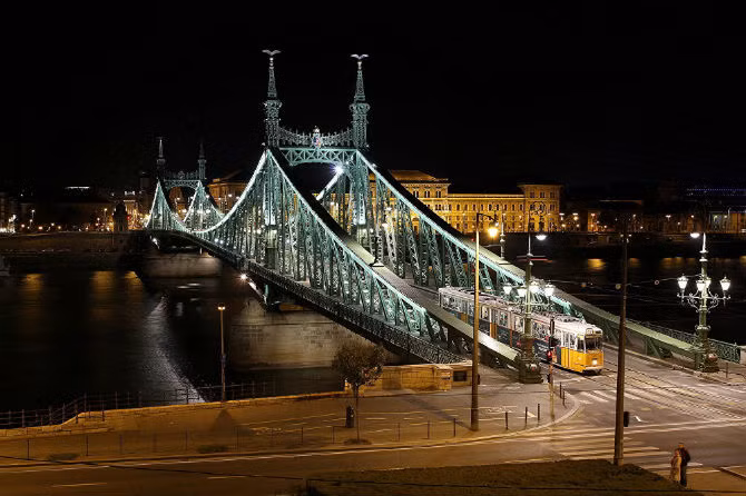 Cầu Tự do dài 333 mét bắc qua sông Danub ở Budapest, Hungary. Cây cầu được xây dựng trong khoảng thời gian từ năm 1894 đến 1896.