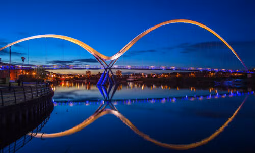 Cầu Infinity bắc qua sông Tees ở Anh.