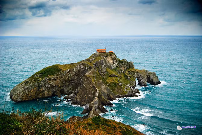 Cây cầu San Juan de Gaztelugatxe nối đảo Gaztelugatxe với phần đất liền của Tây Ban Nha.