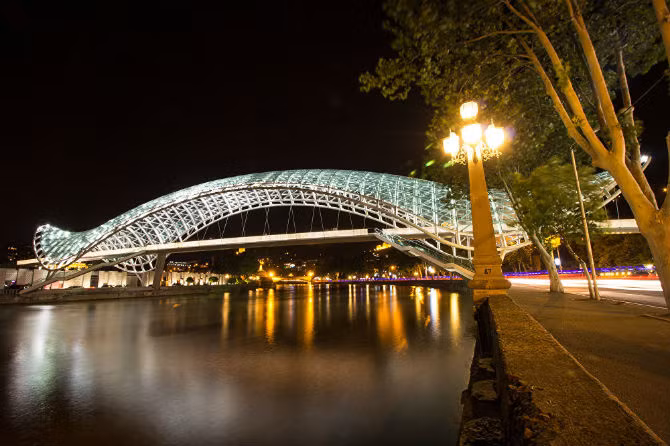 Cầu Hòa bình là một cây cầu dành cho người đi bộ bắc qua sông Kura ở Tbilisi, Georgia.
