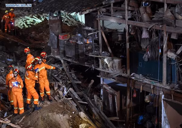 Hien truong vu lo dat kinh hoang o Trung Quoc-Hinh-3