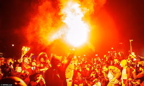 Người biểu tình đốt pháo sáng trong khi hàng nghìn người đang tuần hành qua trung tâm thủ đô London.