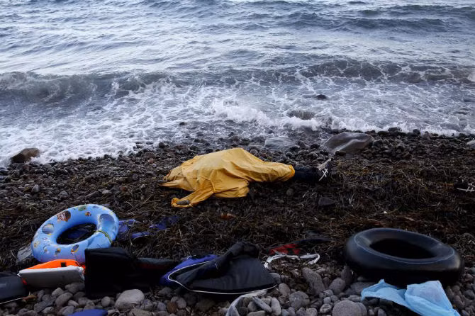 Thi thể của một người tị nạn trên bờ biển đảo Lesbos, Hy Lạp ngày 1/11.
